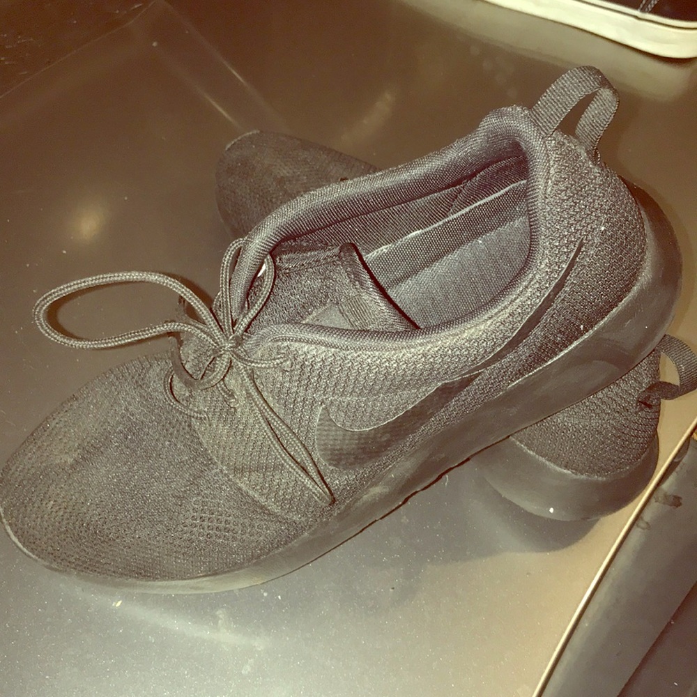 Nike Rosche Runs!! Blacked out, fairly new!